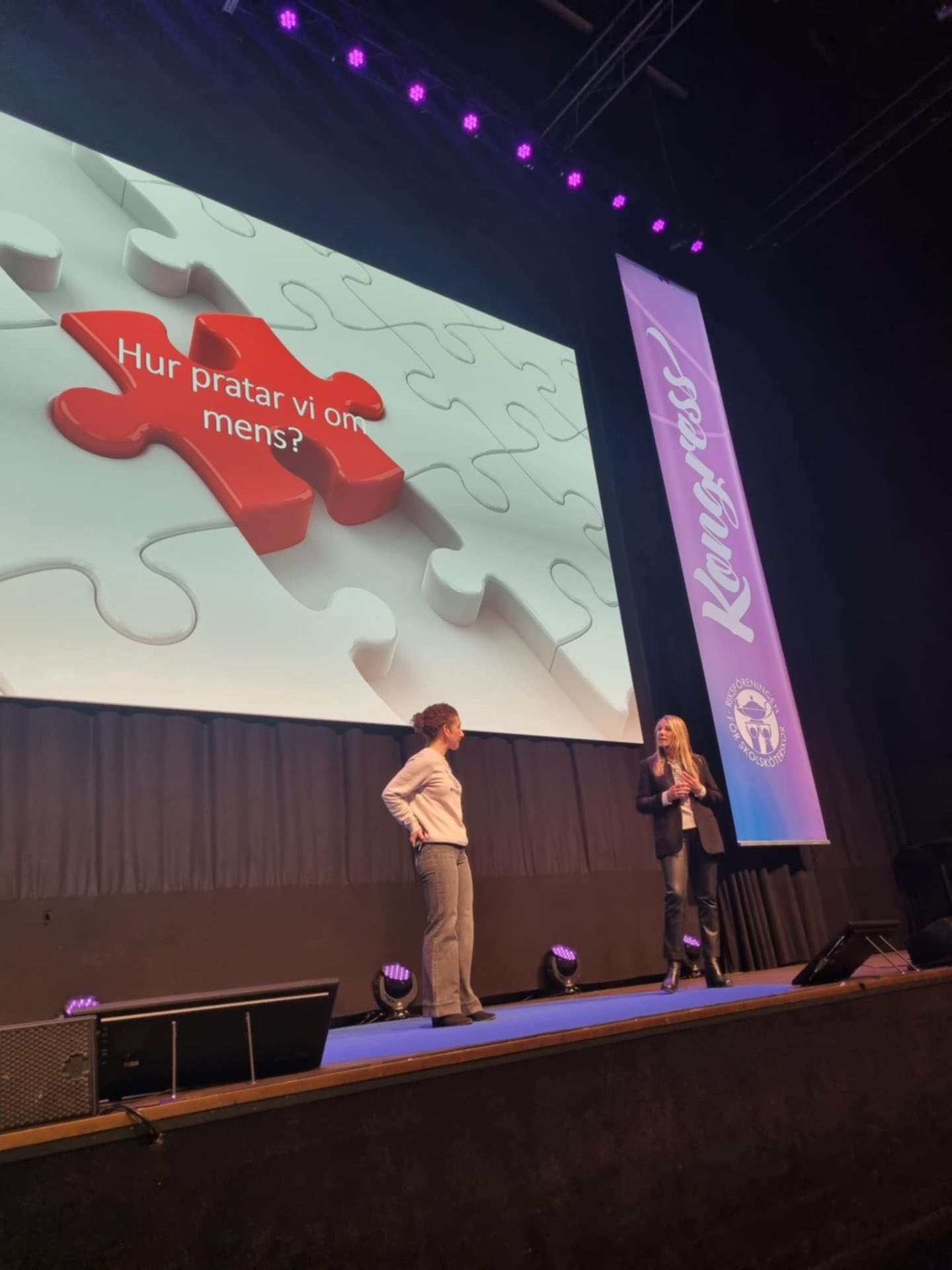 Veronica Ek och Johanna Larback föreläser på scen
